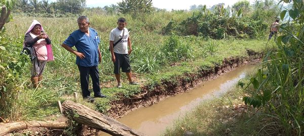 LA MUNICIPALIDAD DE MORALES Y LA JUNTA DE USUARIOS ACUERDAN CONSTRUIR UN PUENTE DE MADERA SOBRE UN CANAL DE RIEGO CERCA DEL COLEGIO MILITAR ANDRÉS AVELINO CÁCERES.